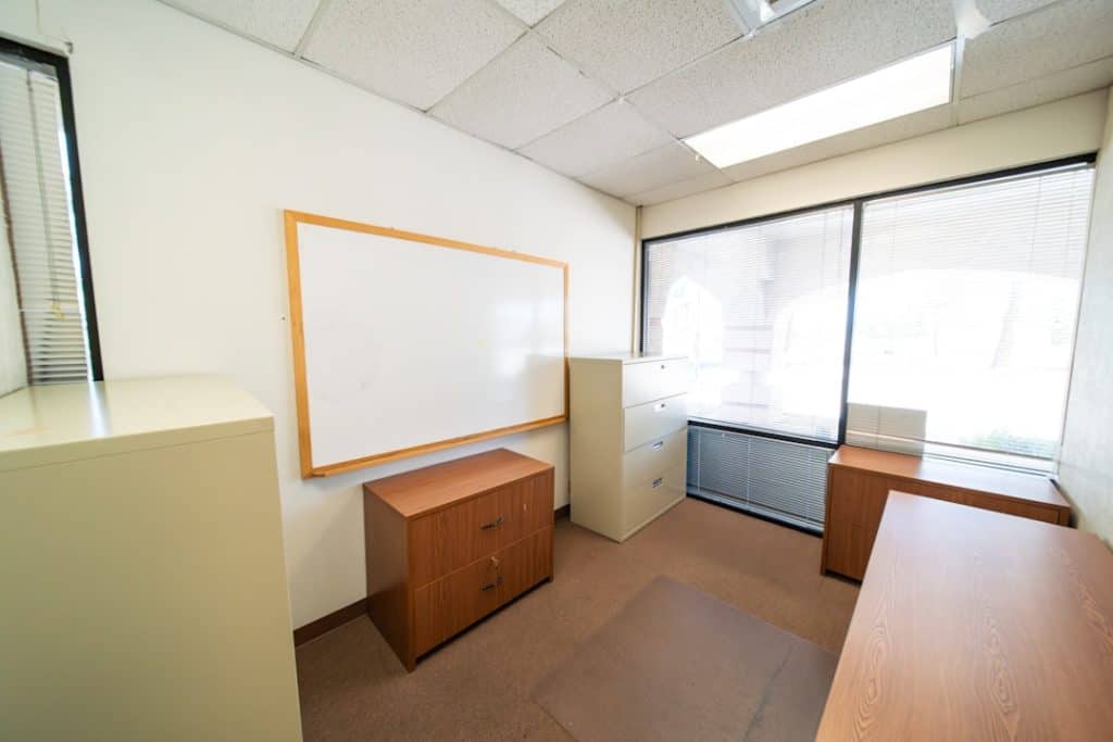 Spotting a Fake Law Firm: Key Signs to Look For 10 Photo Empty office
